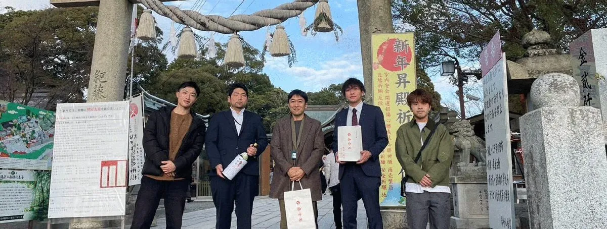 年頭祈願で神社に参拝する職員たち