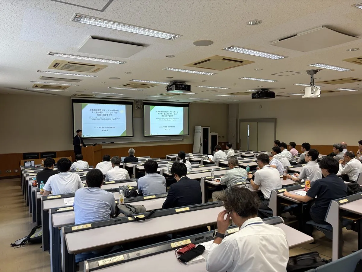 大学の講義室で行われた社内向けの発表会